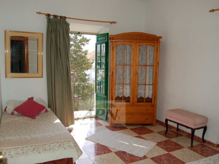 Image No.12-14 Bed Townhouse for sale