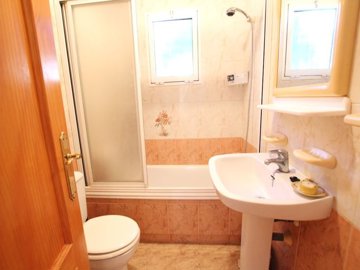 49197charming2bedroombungalowwithprivaterooft