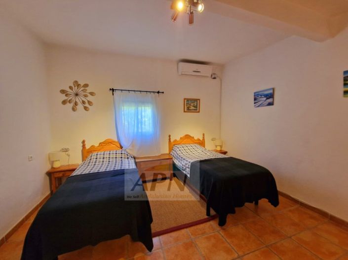 Image No.40-6 Bed Country House for sale