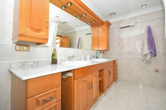 Image No.21-7 Bed Commercial for sale