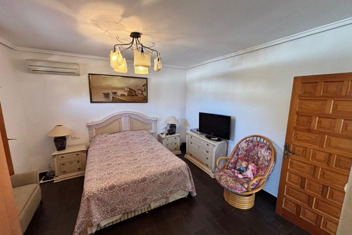 Image No.12-4 Bed Townhouse for sale