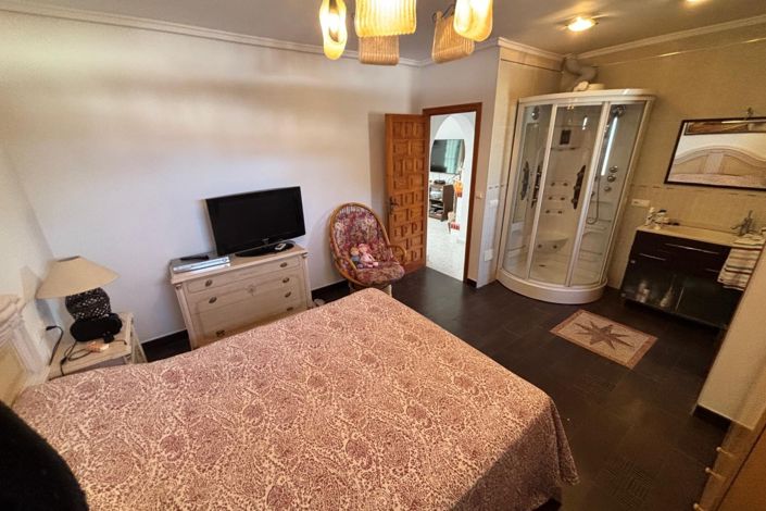 Image No.13-4 Bed Townhouse for sale