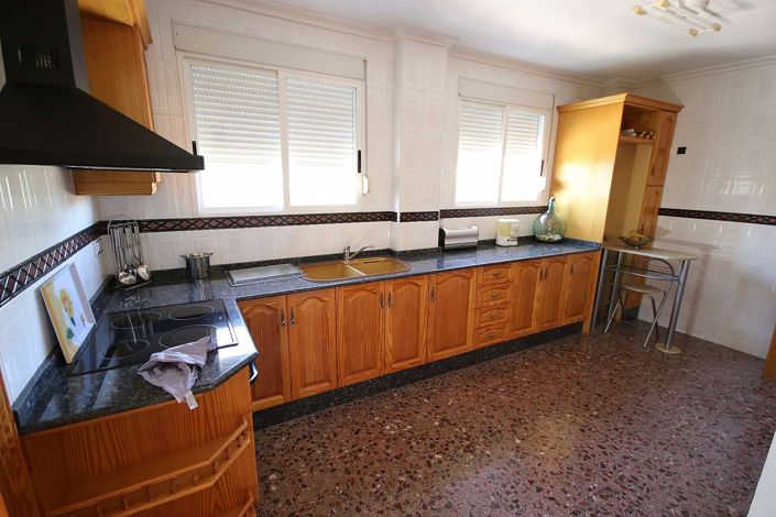 Image No.10-4 Bed Commercial for sale