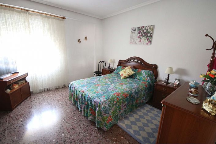 Image No.11-4 Bed Commercial for sale