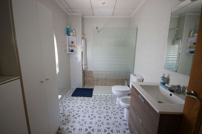 Image No.18-4 Bed Commercial for sale