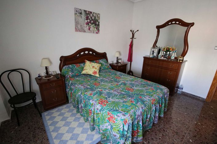 Image No.35-4 Bed Commercial for sale