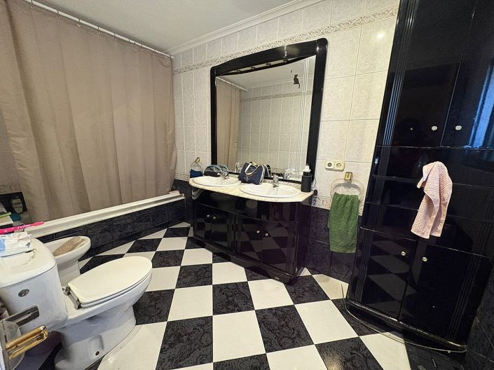 Image No.22-6 Bed Townhouse for sale