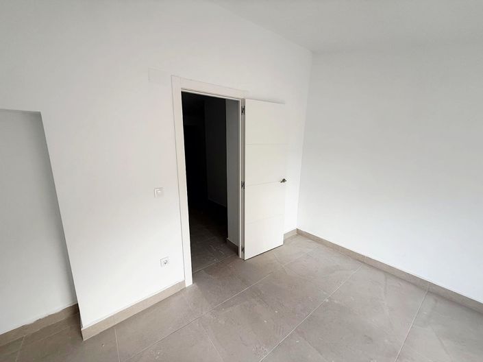 Image No.18-3 Bed Townhouse for sale