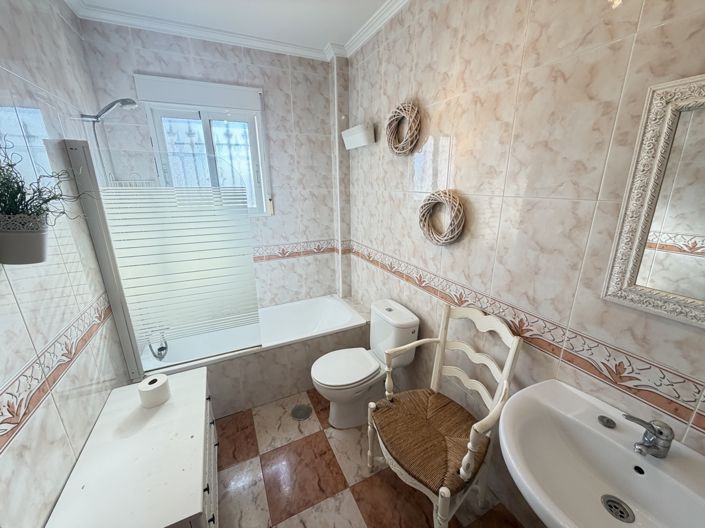 Image No.10-2 Bed Property for sale