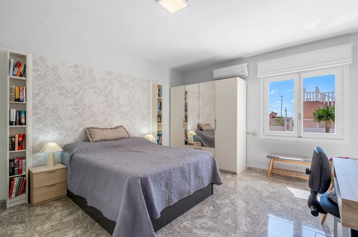 Image No.5-7 Bed Villa for sale