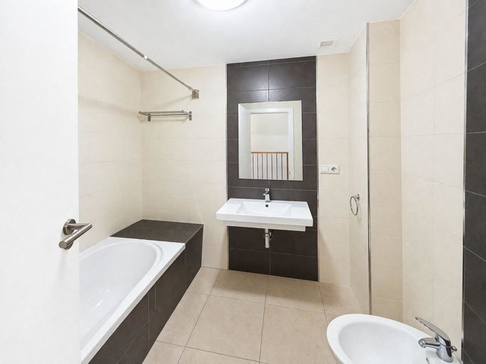 Image No.8-2 Bed Townhouse for sale