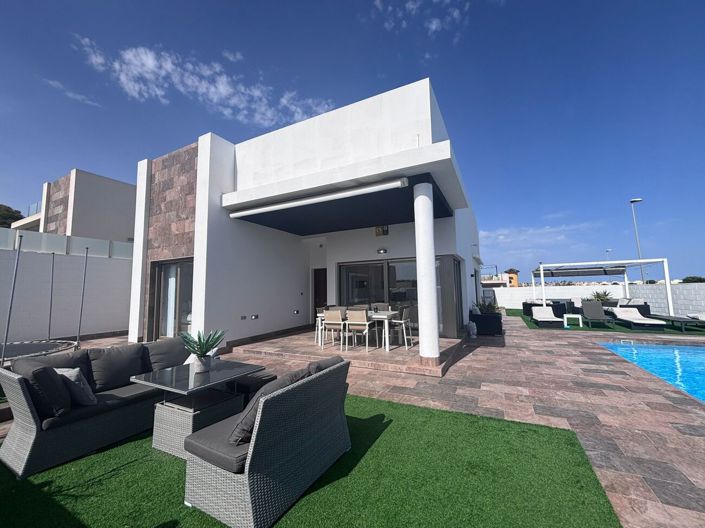 Image No.2-5 Bed Villa for sale