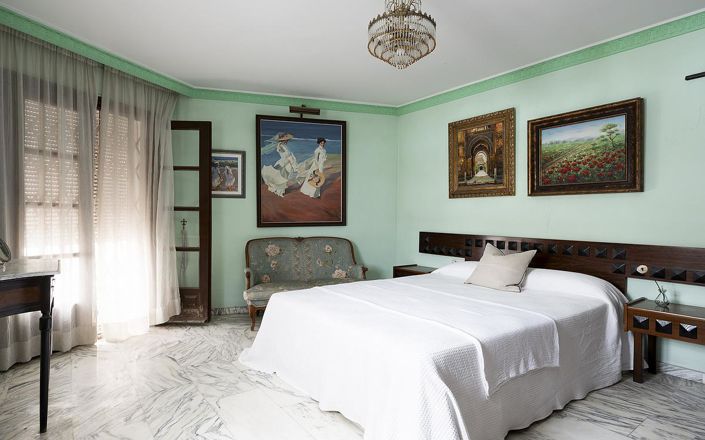 Image No.15-8 Bed Townhouse for sale