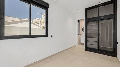 9476943