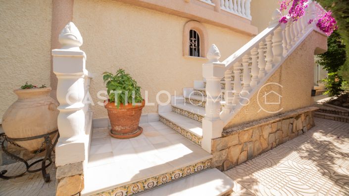 Image No.2-5 Bed Townhouse for sale