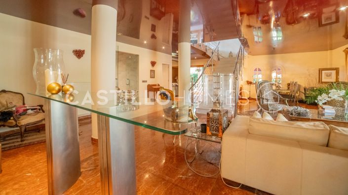 Image No.45-5 Bed Townhouse for sale
