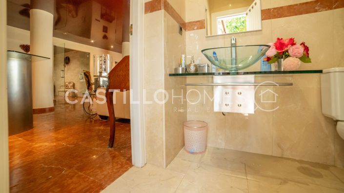 Image No.47-5 Bed Townhouse for sale