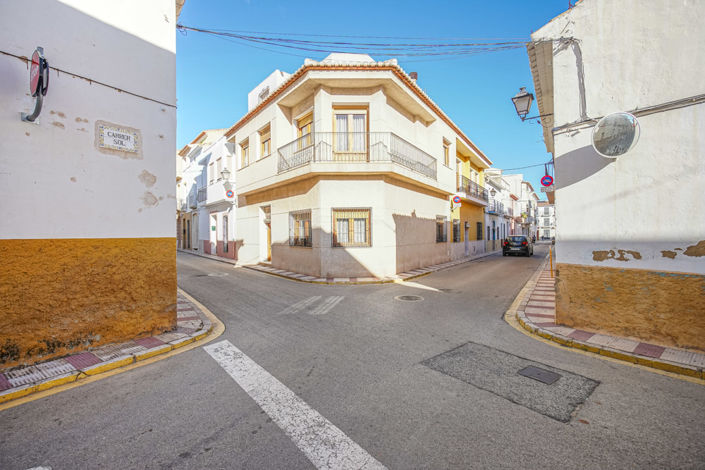 Image No.21-4 Bed Townhouse for sale