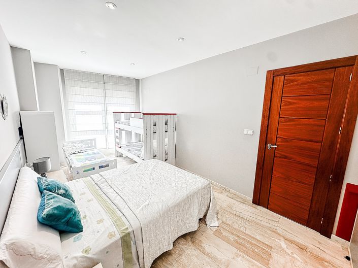 Image No.32-5 Bed Townhouse for sale