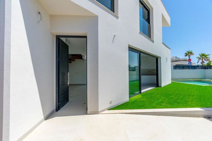 Image No.4-2 Bed Villa for sale