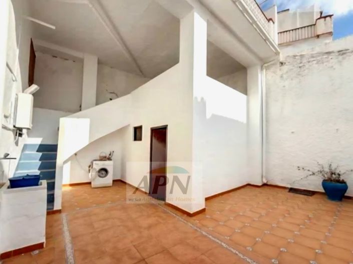 Image No.14-4 Bed Townhouse for sale