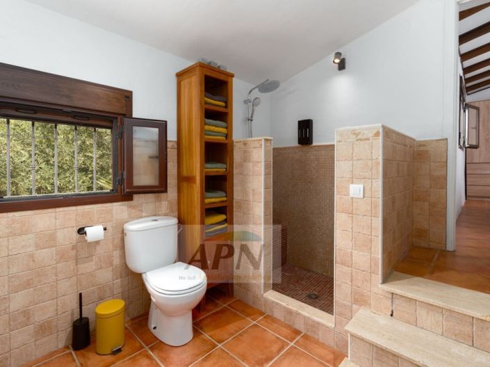 Image No.18-3 Bed Country House for sale