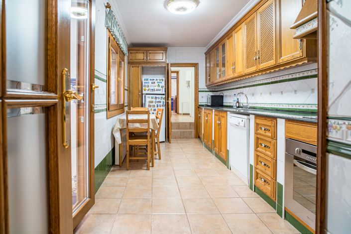 Image No.11-5 Bed Townhouse for sale