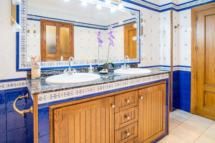 Image No.16-5 Bed Townhouse for sale