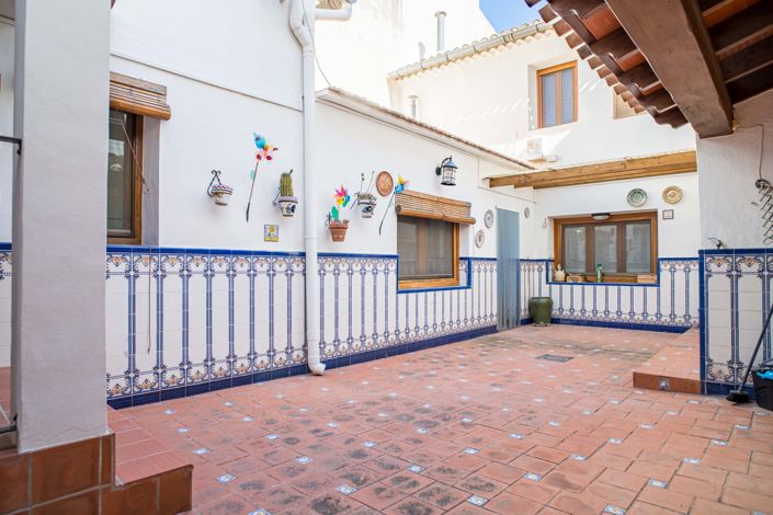 Image No.27-5 Bed Townhouse for sale