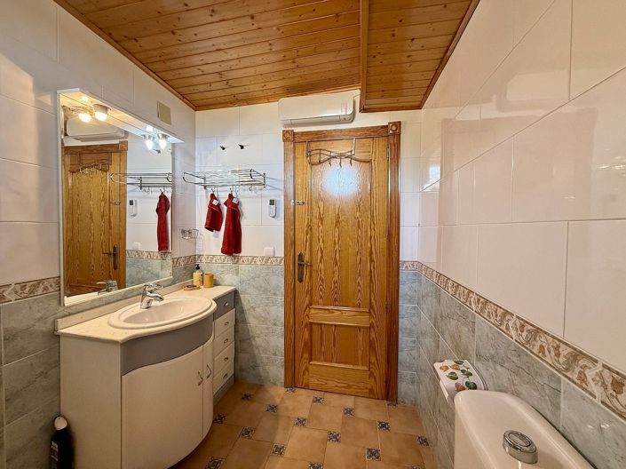 Image No.44-4 Bed Country House for sale