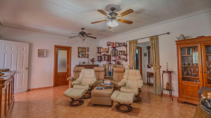 Image No.11-3 Bed Country House for sale