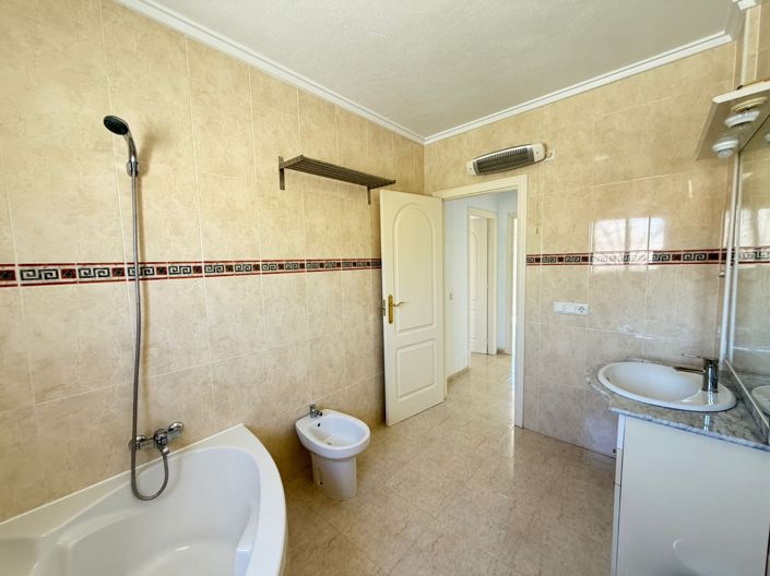 Image No.20-3 Bed Townhouse for sale