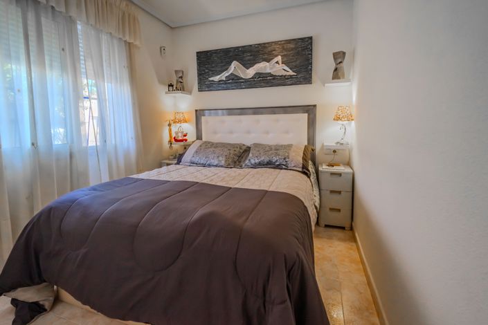 Image No.12-2 Bed House for sale