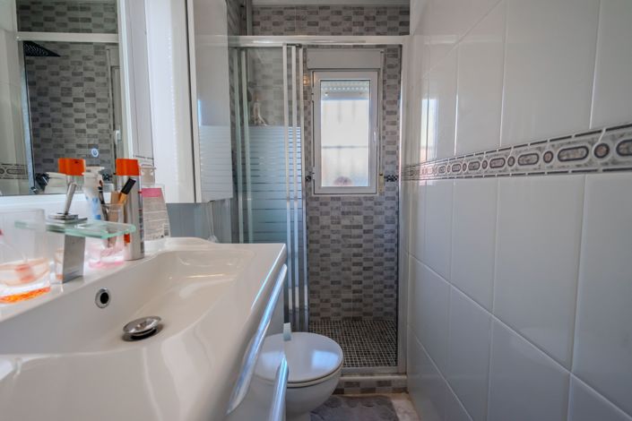 Image No.17-2 Bed House for sale
