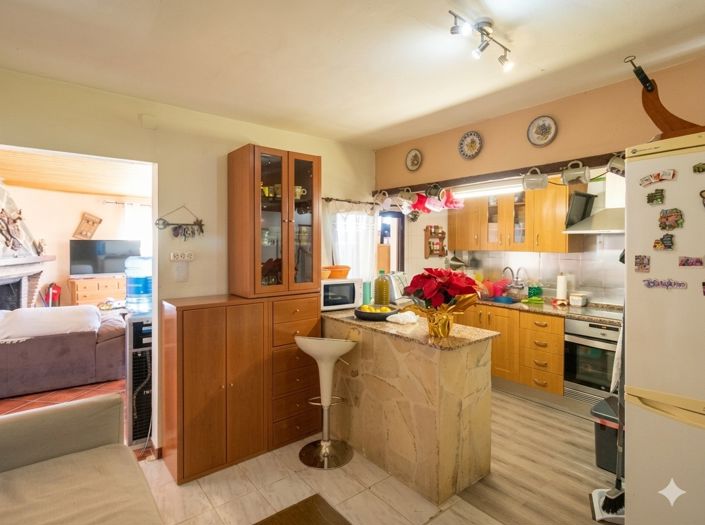 Image No.5-6 Bed Country House for sale