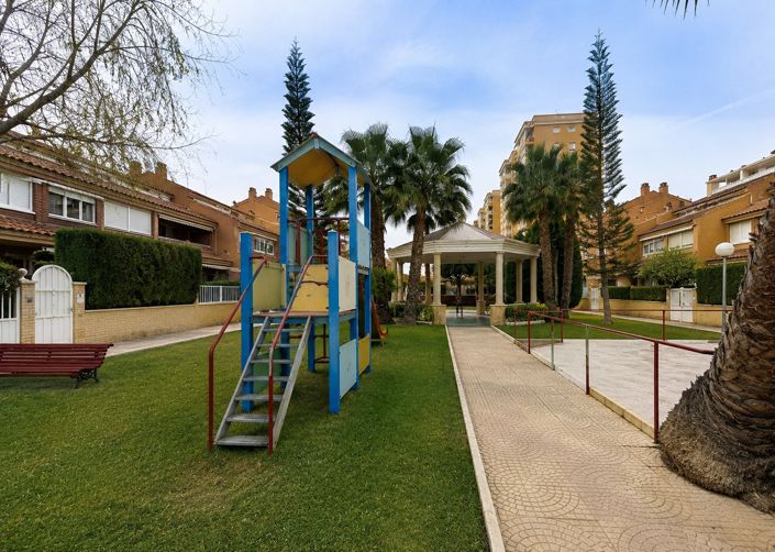 Image No.32-5 Bed Townhouse for sale