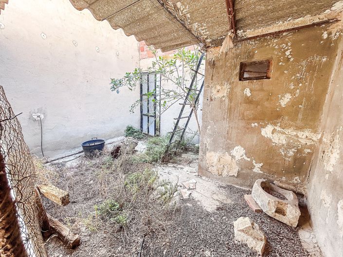 Image No.20-6 Bed Townhouse for sale