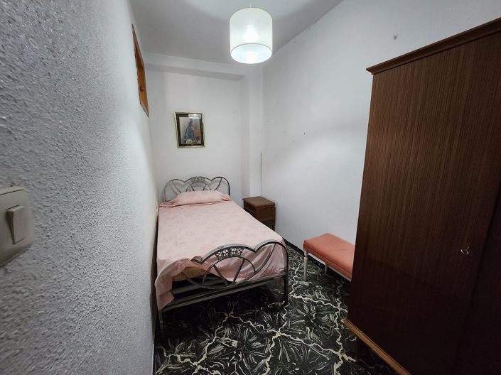 Image No.13-6 Bed Townhouse for sale