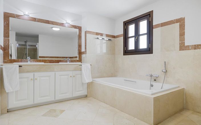 Image No.11-5 Bed Townhouse for sale