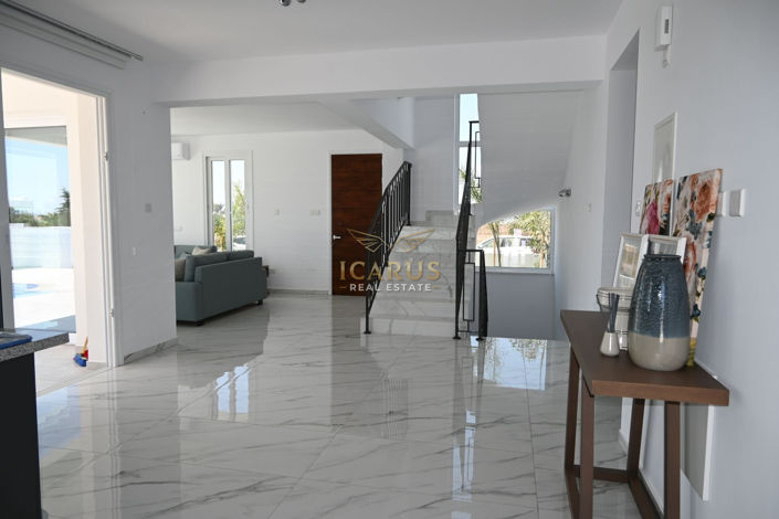 Image No.8-4 Bed House for sale