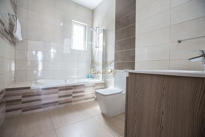 Image No.17-4 Bed House for sale