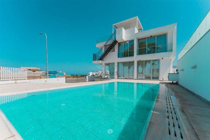 Image No.1-5 Bed House for sale