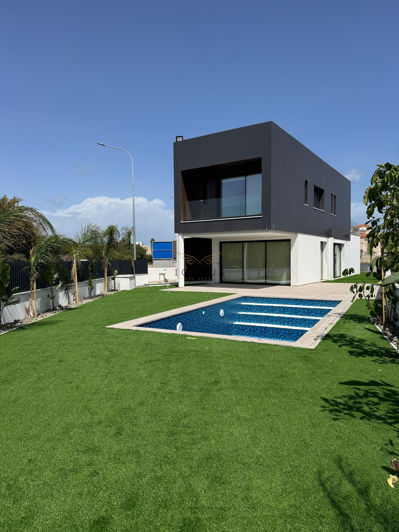 Image No.1-4 Bed House for sale