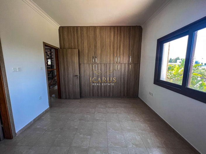 Image No.20-4 Bed House for sale