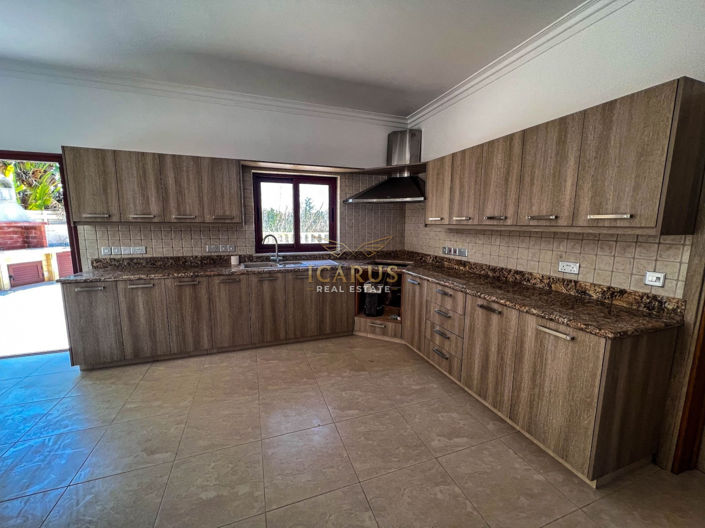 Image No.16-4 Bed House for sale