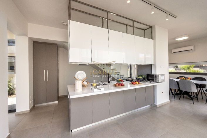 Image No.8-3 Bed House for sale