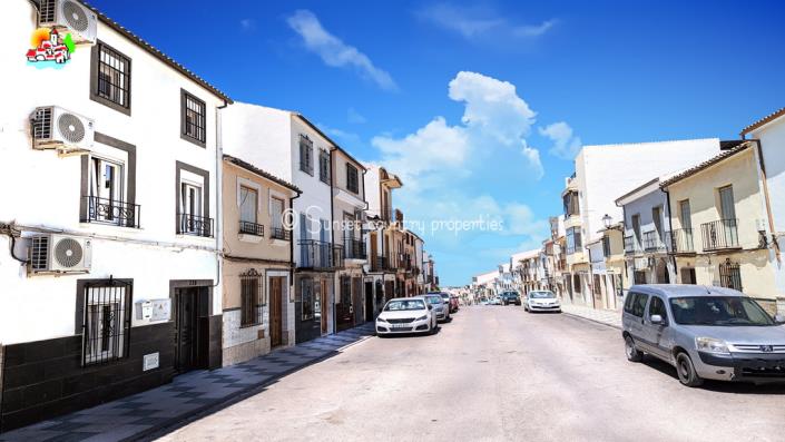 Image No.1-6 Bed Townhouse for sale