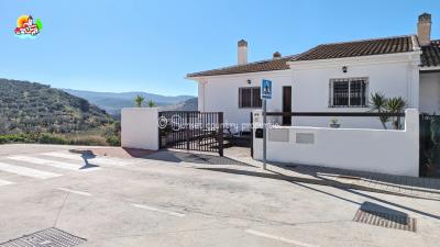 Maison de ville de 4 chambres à vendre à Iznájar