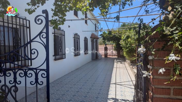 Image No.3-Maison de campagne de 4 chambres à vendre à Iznájar