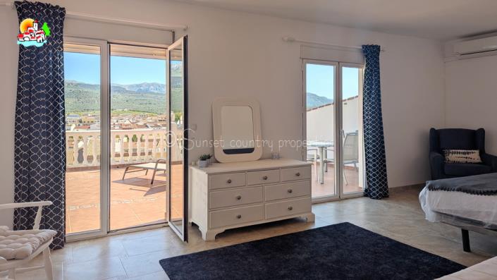 Image No.4-4 Bed Townhouse for sale